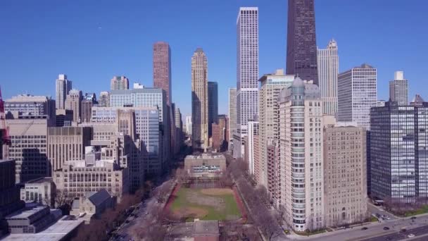 Stigande Antenn Längs Sjön Drive Avslöjar Centrala Chicago Skyline — Stockvideo
