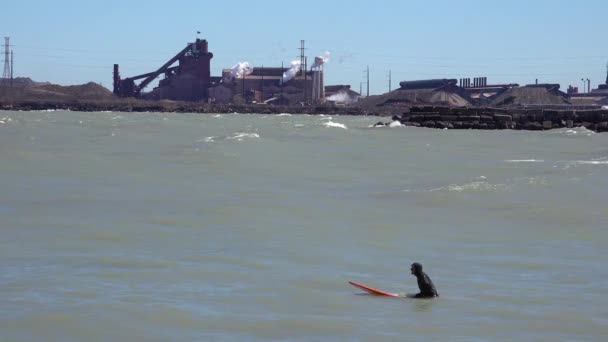 Surferzy Dzielny Wysoce Zanieczyszczony Obszar Przemysłowy Nad Jeziorem Michigan — Wideo stockowe