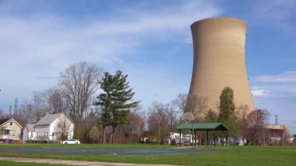 Buen Avión Sobre Una Central Nuclear Lago Michigan — Vídeo de stock