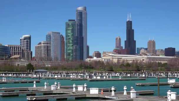 Tomt Hamn Med Båt Bryggor Och Chicago Illinois Bakgrund — Stockvideo