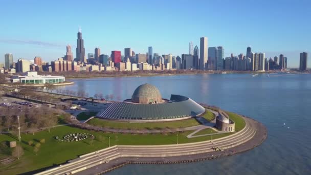 Een Antenne Boven Het Adler Planetarium Met Skyline Van Chicago — Stockvideo