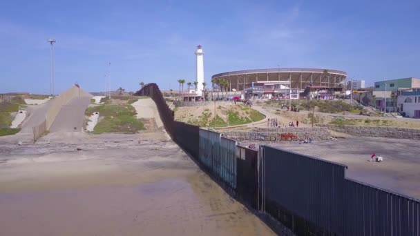 サンディエゴとティフアナの間の太平洋の米国メキシコ国境フェンスの良い航空 — ストック動画