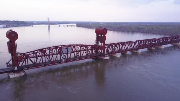Mississippi Nehri Üzerinde Uzun Bir Asma Köprüyü Geçen Bir Kömür — Stok video