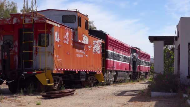 Ένα Εγκαταλελειμμένο Και Σκουριασμένο Τρένο Κάθεται Μια Μοναχική Πλευρά — Αρχείο Βίντεο