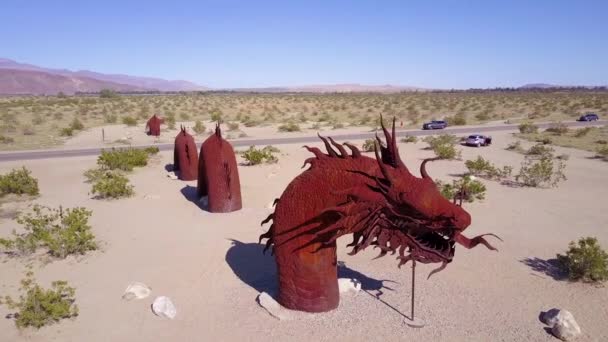 Uma Antena Sobre Uma Escultura Dragão Metal Gigante Deserto Perto — Vídeo de Stock