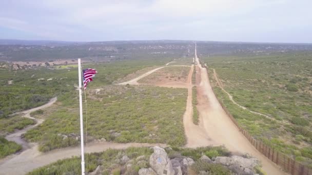 Amerykańska Flaga Wisi Nad Amerykańską Granicą Meksyku Kalifornijskiej Pustyni — Wideo stockowe