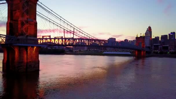 Прекрасный Вечерний Снимок Цинциннати Огайо Мостом Пересекающим Передний План Реки — стоковое видео