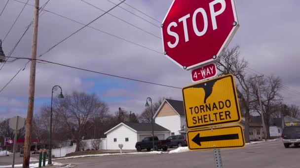 Знаки Указывают Направление Укрытию Торнадо Приближается Шторм — стоковое видео