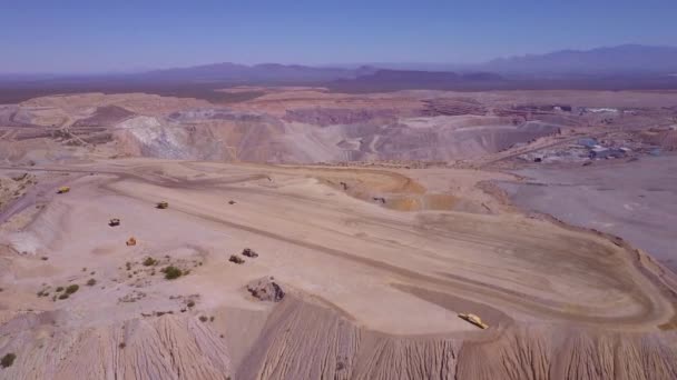 Une Antenne Dessus Une Vaste Mine Ciel Ouvert Dans Désert — Video