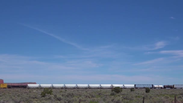 Una Vista Artística Tren Carga Que Pasa Por Desierto Arizona — Vídeo de stock