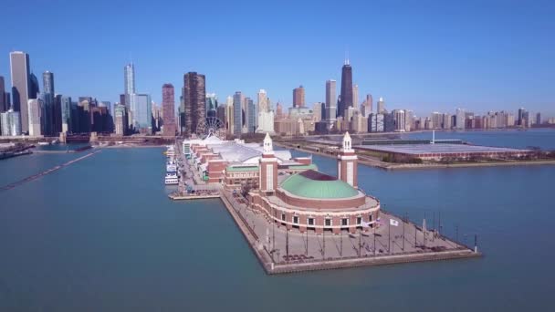 シカゴのネイビーピアの周りの美しい昼間の空中都市スカイラインの背景 — ストック動画