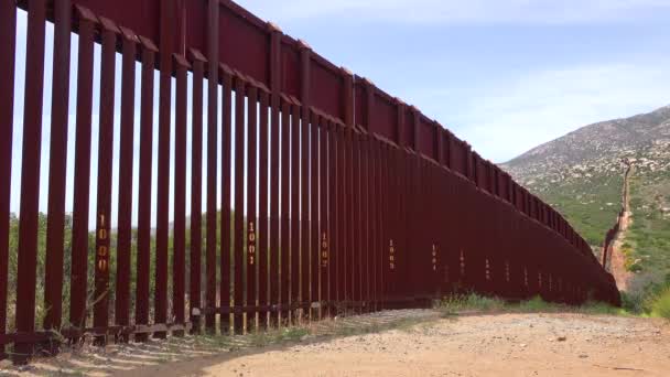 Den Amerikanska Gränsmuren Staket Med Staden Tecate Mexiko Bakgrund — Stockvideo