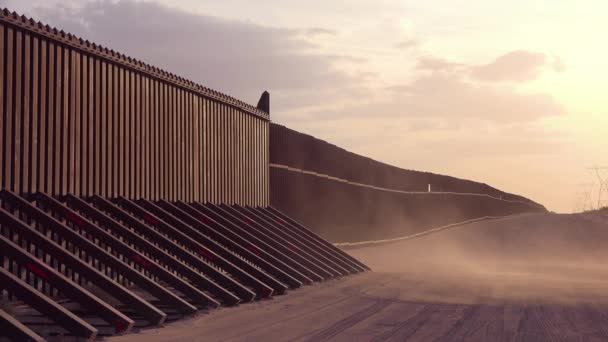 Des Coups Poussière Coucher Soleil Sur Mur Frontalier Frontière Entre — Video