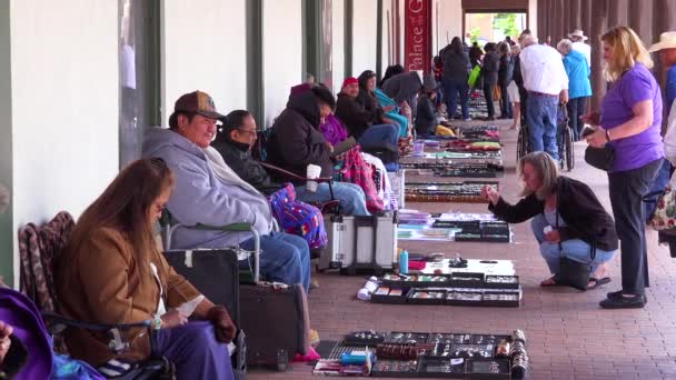 Američtí Indiáni Prodávají Ručně Vyráběné Řemesla Chodníku Santa Nové Mexiko — Stock video