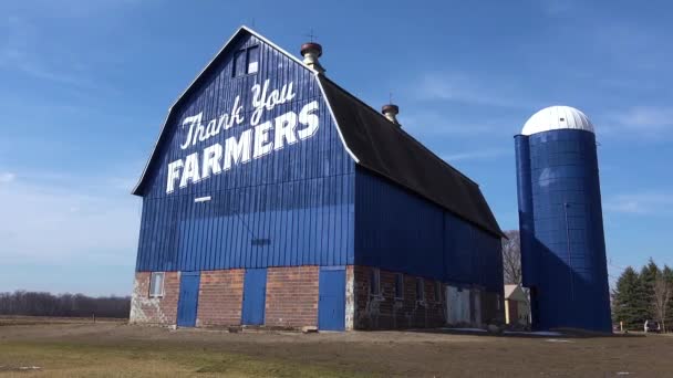 Низкий Угол Сельском Сарае Который Говорит Спасибо Фермерам — стоковое видео
