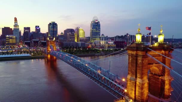 Een Prachtige Avond Luchtfoto Van Cincinnati Ohio Met Brug Ohio — Stockvideo