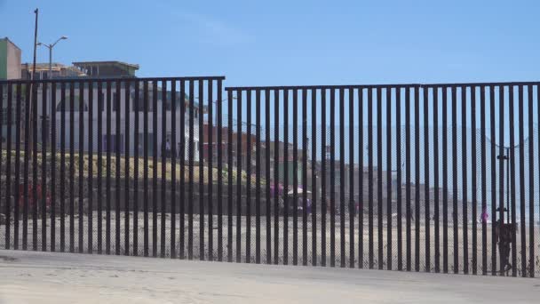 メキシコは サンディエゴとティフアナの間の太平洋の米国メキシコ国境フェンスでビーチを訪問 — ストック動画