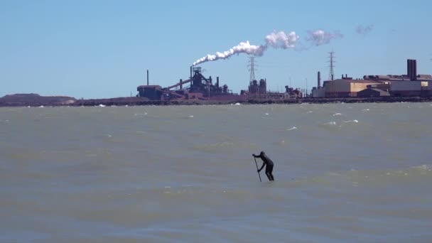 Surfare Modiga Ett Mycket Förorenat Industriområde Vid Lake Michigan Nära — Stockvideo