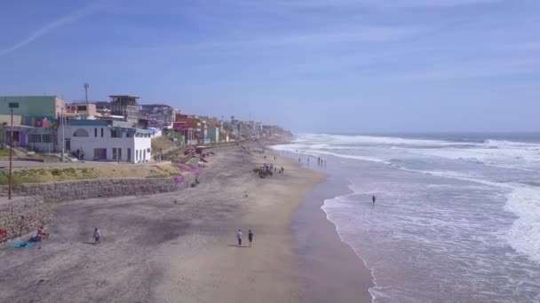 劇的な空中後退は サンディエゴとティフアナの間の太平洋の米国メキシコ国境フェンスを明らかにします — ストック動画