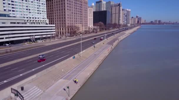 Levantamiento Aéreo Largo Orilla Del Lago Drive Revela Horizonte Del — Vídeo de stock