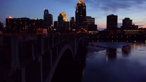 ミシシッピ川の前景とミネアポリスのダウンタウンの夜のショット — ストック動画