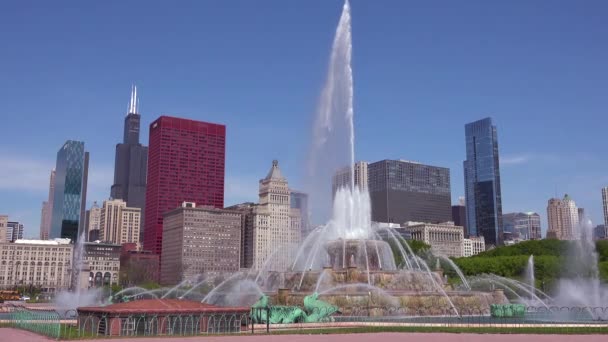 Oprichting Van Shot Van Het Centrum Van Chicago Met Fonteinen — Stockvideo