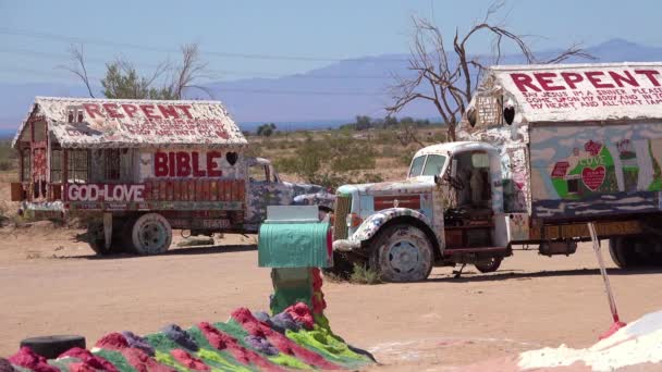 Een Gigantische Hippie Christelijke Kunstinstallatie Eert Jezus Woestijn Slab City — Stockvideo