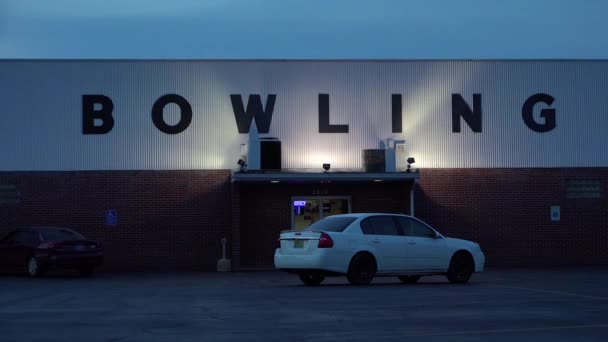 Instellen Van Shot Van Een Bowlingbaan Nachts — Stockvideo