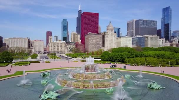 Beautiful Aerial Shot Downtown Chicago Fountain Foreground — Stock Video