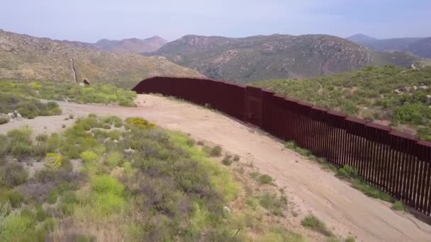 Low Aerial Mexican Border Wall Fence — Stock Video