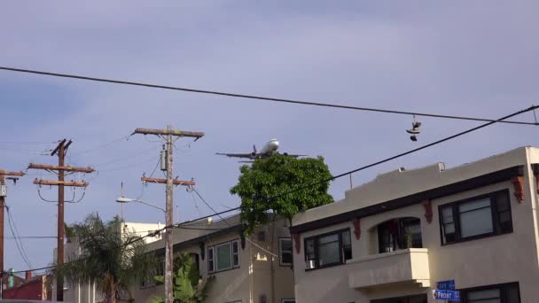 Bonito Bajo Ángulo Tenis Una Línea Mientras Avión Fedex Aterriza — Vídeo de stock