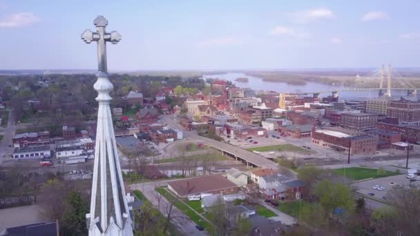 Luftaufnahme Über Kleinstadt America Kirche Zeigt Burlington Iowa Mit Mississippi — Stockvideo