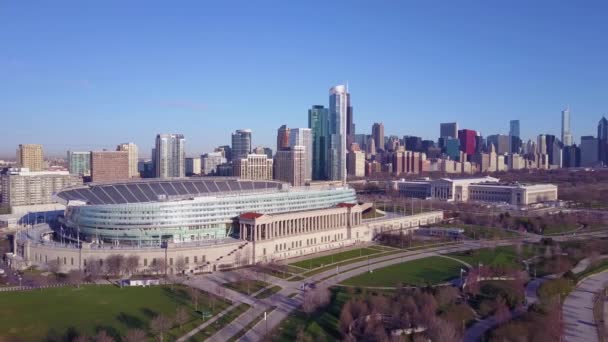 Eine Antenne Über Chicagos Soldier Field Und Skyline — Stockvideo