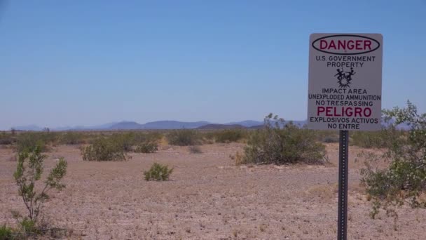 内华达沙漠一处军事基地附近的一个标志警告人们注意未爆炸的炸弹和弹药 — 图库视频影像