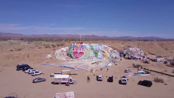 Luchtfoto Een Gigantische Hippie Christelijke Kunstinstallatie Eert Jezus Woestijn Slab — Stockvideo