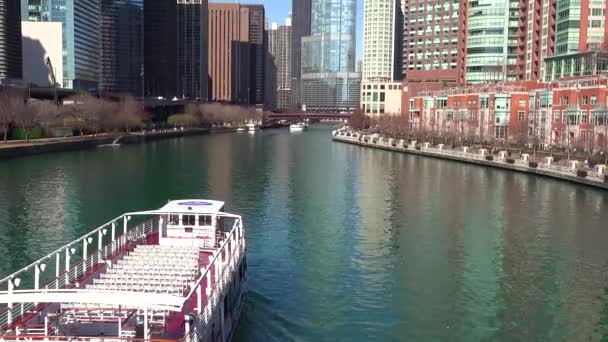 Egy Folyami Hajó Halad Chicago Belvárosán — Stock videók