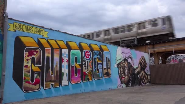 Trem Passa Por Grande Mural Pintado Chicago — Vídeo de Stock