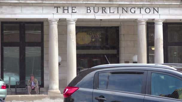Stary Człowiek Siedzi Przed Hotelem Burlington Małym Miasteczku Ameryka — Wideo stockowe