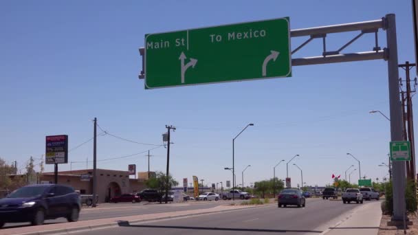主街道和墨西哥标志的交叉口表明了迁往墨西哥的企业的影响 — 图库视频影像