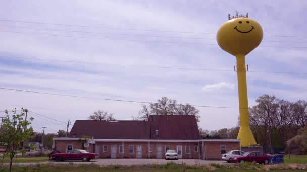 Ein Wassertank Mit Smiley Überragt Ein Düsteres Und Deprimierendes Motel — Stockvideo