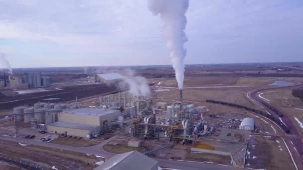 Tiro Aéreo Sobre Uma Refinaria Petróleo Vomitando Poluição — Vídeo de Stock