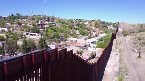 アリゾナ州ノガレスの米国メキシコ国境に沿った眺め — ストック動画