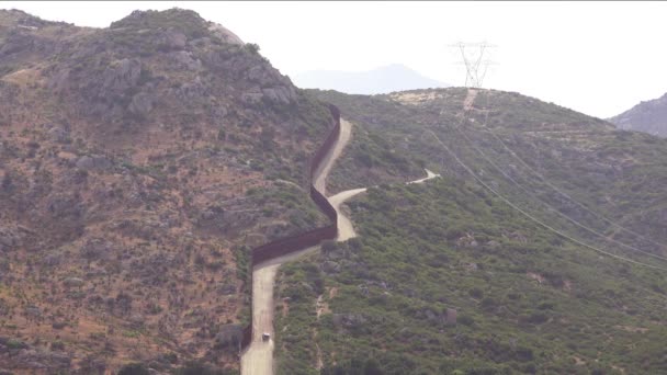 Автомобиль Пограничного Патруля Движется Вдоль Стены Границе Сша Мексики Калифорнийской — стоковое видео