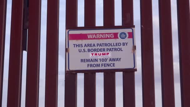 美国墨西哥边境的一个标志表明 唐纳德 特朗普正在对其进行巡逻 — 图库视频影像