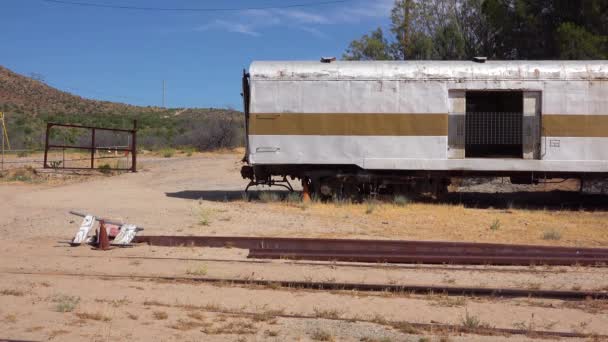 Trem Abandonado Enferrujado Senta Lado Solitário — Vídeo de Stock