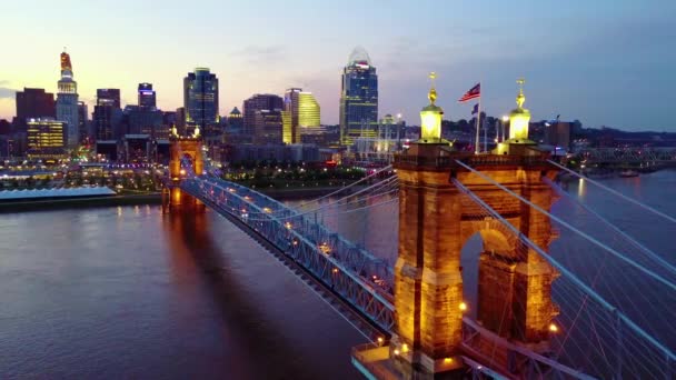 Гарний Нічний Повітряний Постріл Цинциннаті Огайо Мостом Перетинає Передмістя Річки — стокове відео