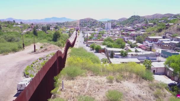 アリゾナ州ノガレスの米国メキシコ国境の国境壁近くの国境警備車の上の空中 — ストック動画