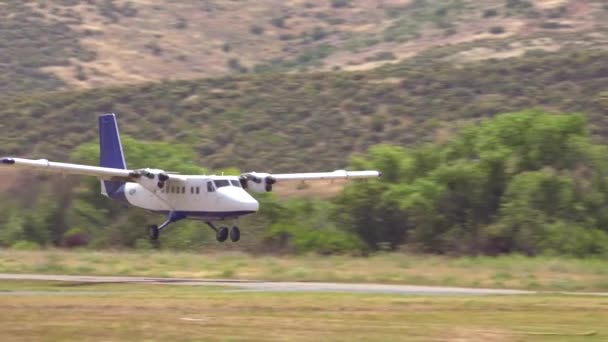 一架没有标识的双引擎飞机从一个肮脏的简易机场起飞 — 图库视频影像