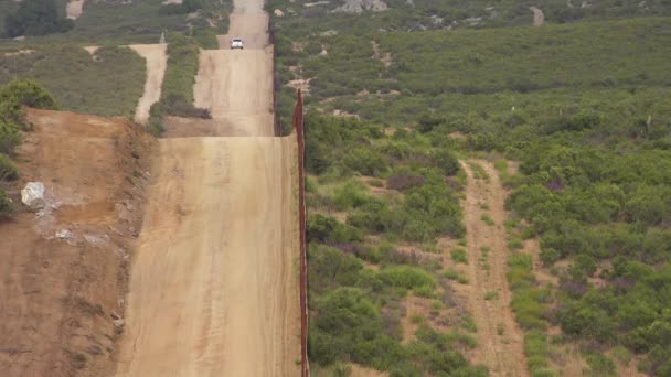 Véhicule Patrouille Frontalière Debout Près Mur Frontalier Frontière Entre Les — Video