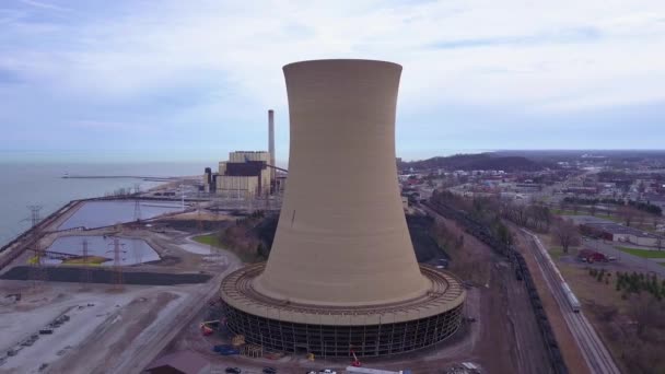 Bra Antenn Över Ett Kärnkraftverk Vid Sjön Michigan — Stockvideo